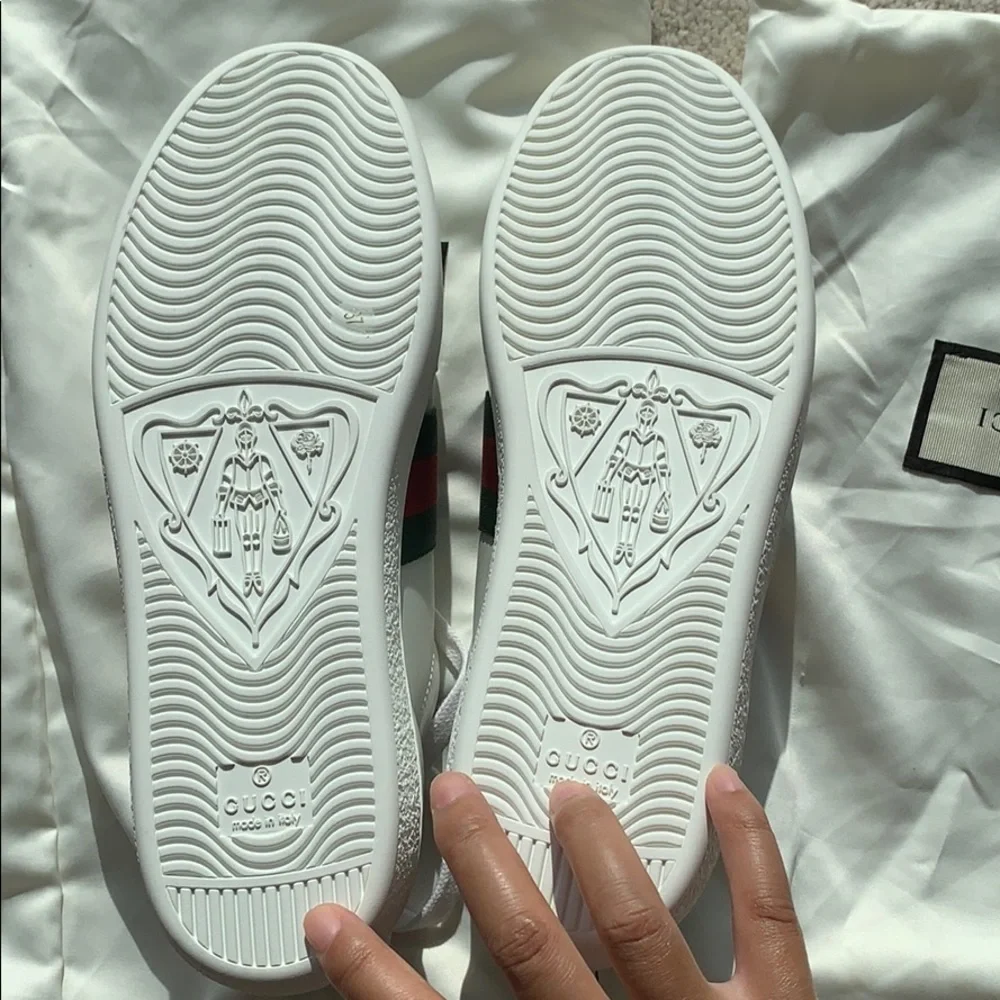 Gucci White Minimalist Sneakers Sleek Design - Picture 4 of 9